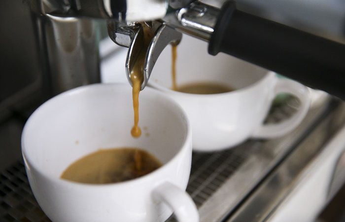 Mulher bebe café com insetos em aeroporto e fica em estado grave