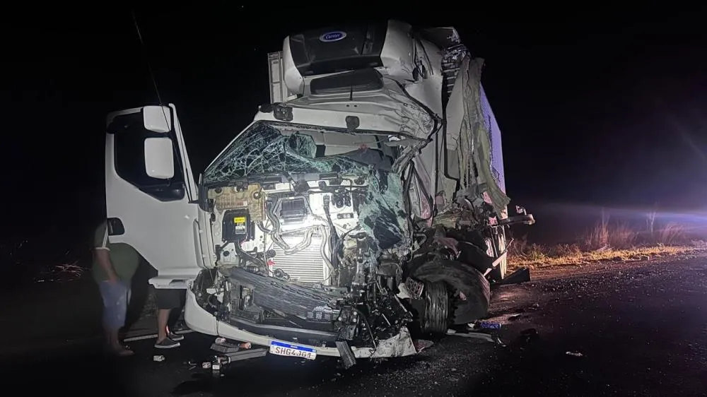 Motorista morre em colisão entre caminhão-taque e caminhão-baú na BR-242, no trecho de Muquém do São Francisco B