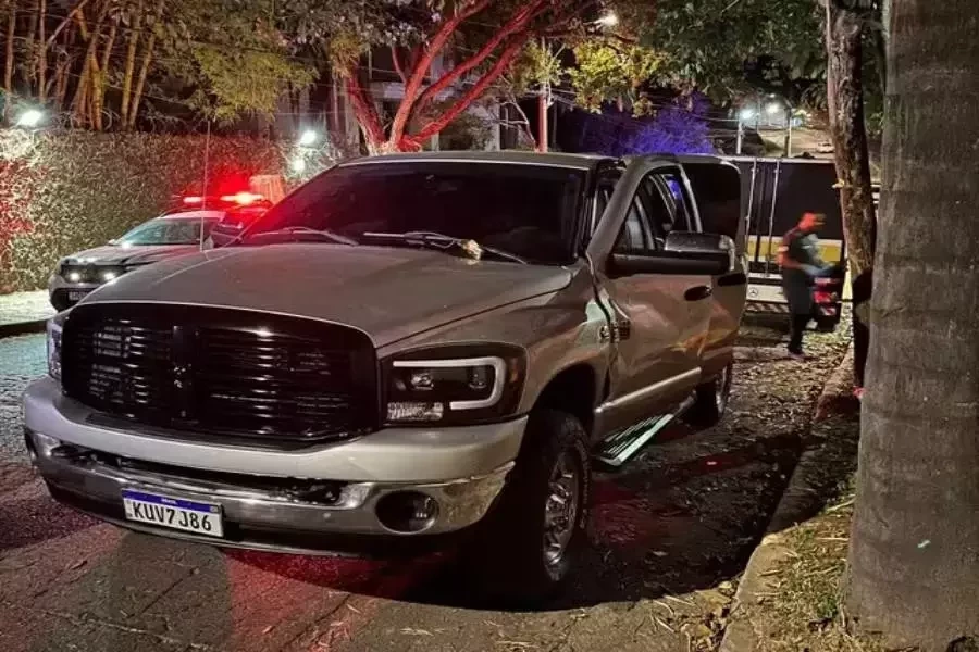 Fatalidade! Comerciante morre prensado em árvore pela própria caminhonete