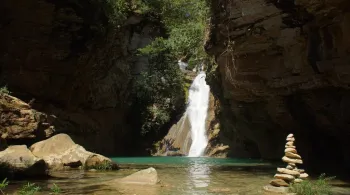 Pai fica distraído com camiseta e menino de 8 anos morre afogado em cachoeira no Distrito Federal