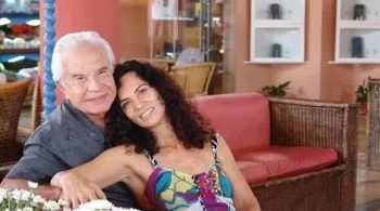 Viúva de Cid Moreira presta homenagem um mês após a morte do locutor