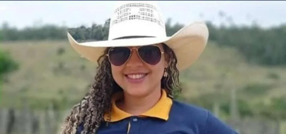 Mulher de 27 anos morre em batida entre moto e caminhonete na Bahia