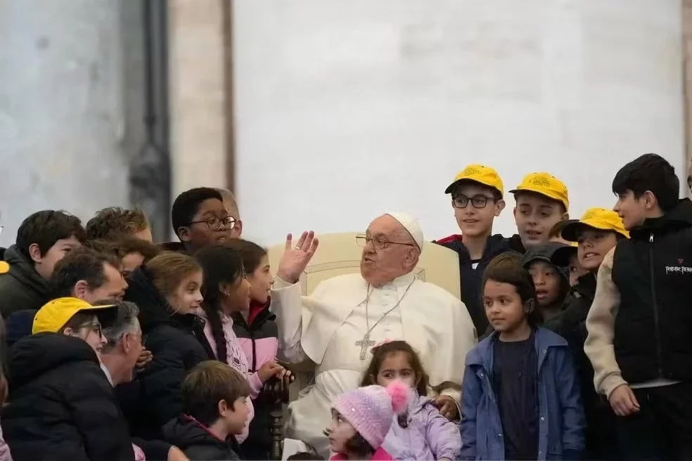 Papa Francisco pede para ser enterrado em caixão simples de madeira