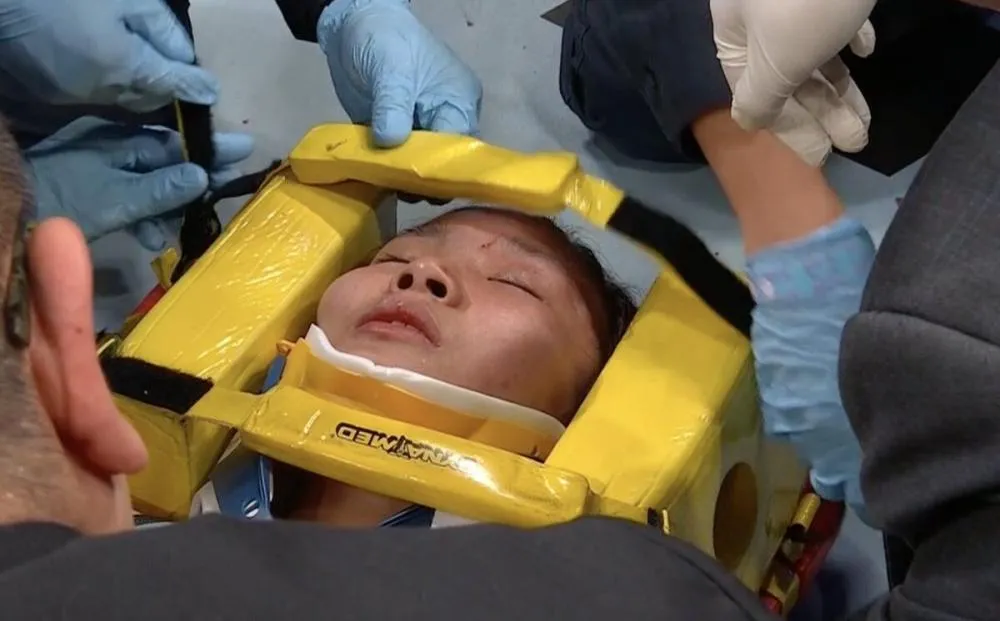 Susto! Lutadora sai de maca com proteção cervical após sofrer nocaute brutal no UFC Macau