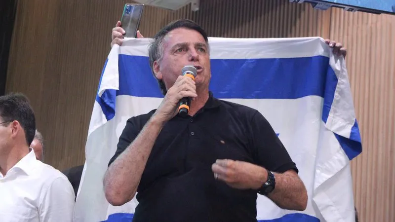 Bolsonaro ataca Macron e dispara contra Lula após boicote da França sobre carne brasileira
