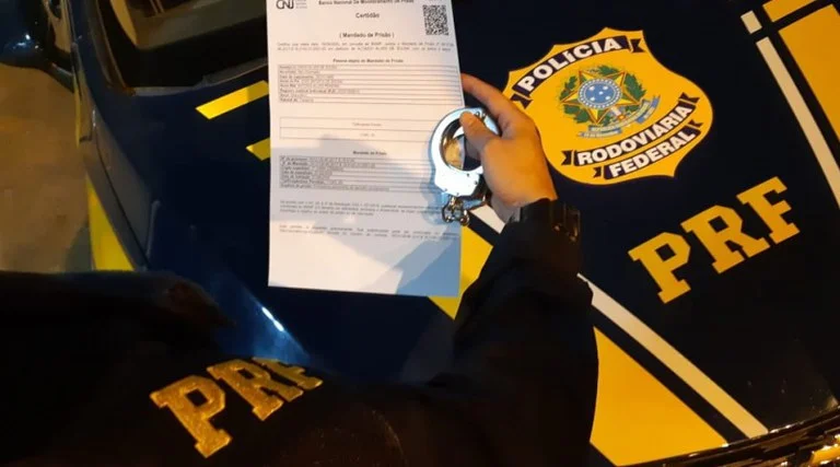 PRF prende cidadão chinês com mandado de prisão internacional na BR-242, em Seabra (BA)