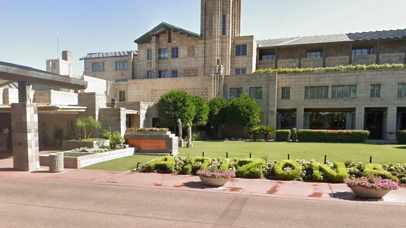 Menino de 8 anos de idade morre após estátua cair na cabeça dele em hotel de luxo