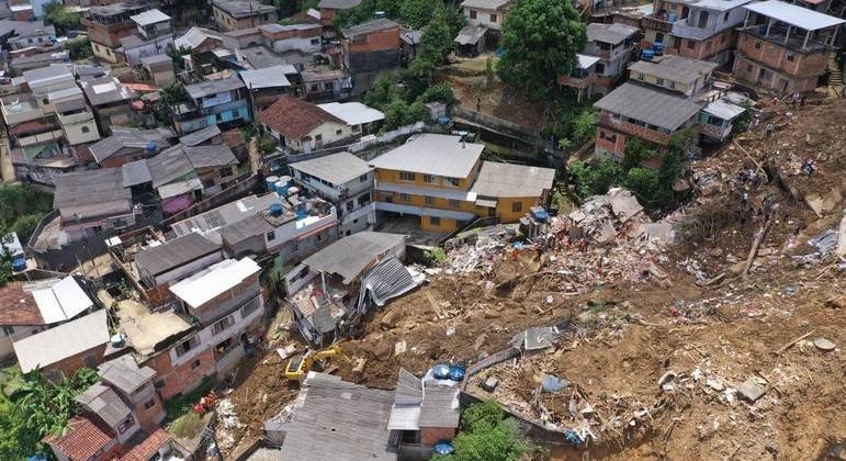 Sobe para 120 o número de mortos na tragédia das chuvas em Petrópolis (RJ)