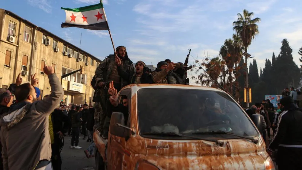 Rebeldes anunciam a deposição do governo; Bashar al-Assad foge da Síria
