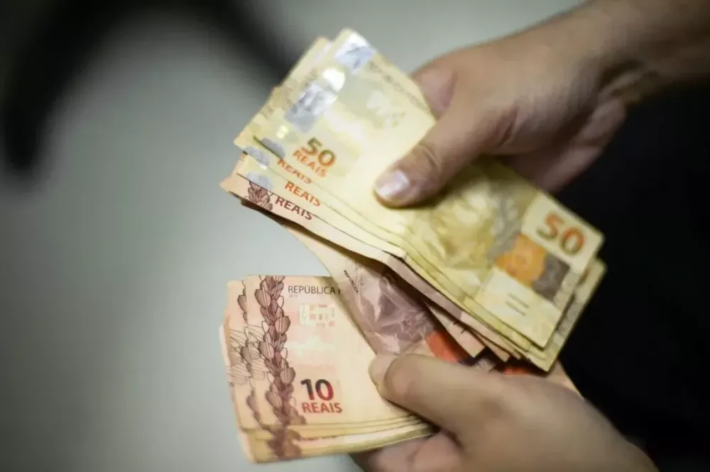 Salário mínimo pode ter aumento de R$ 103 e atingir R$ 1.515 no próximo ano