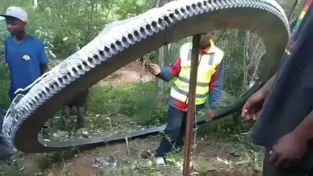 Anel de metal de 500 kg cai do céu e choca moradores de vila