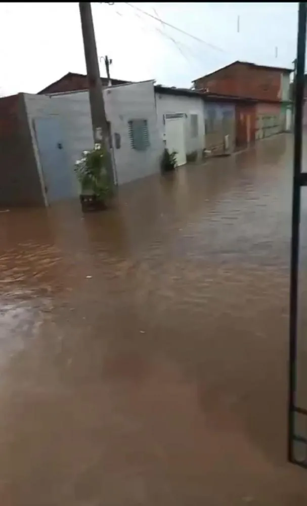 Alagamento no Vila Brasil expõe “herança maldita” de Zito Barbosa, ex-prefeito de Barreiras