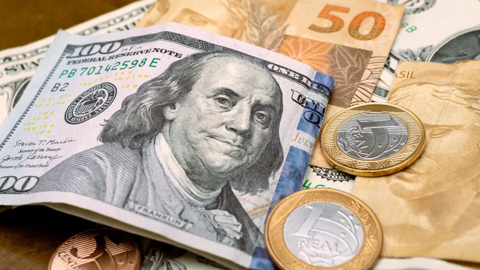 Dólar fecha em R$ 6,06 e Bolsa sobe, com posse de Trump e entrevista de Haddad no radar