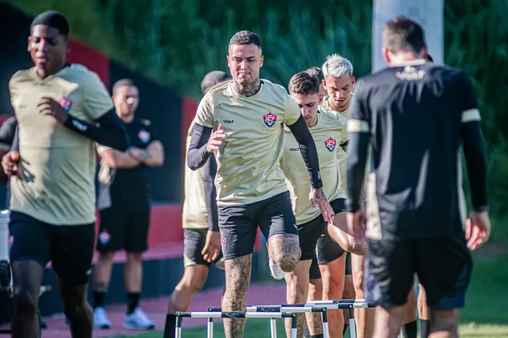 Com Edu e William Oliveira, Vitória inicia preparação para o Ba-Vi