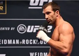 Ex-campeão do UFC sobe o tom e critica Sean Strickland por ‘desistir’ após fratura