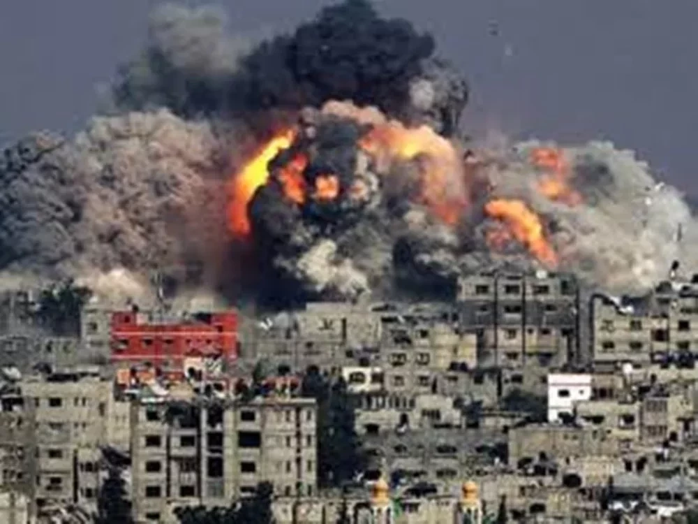 Israel lança série de ataques e mata mais de 400 pessoas na faixa de Gaza