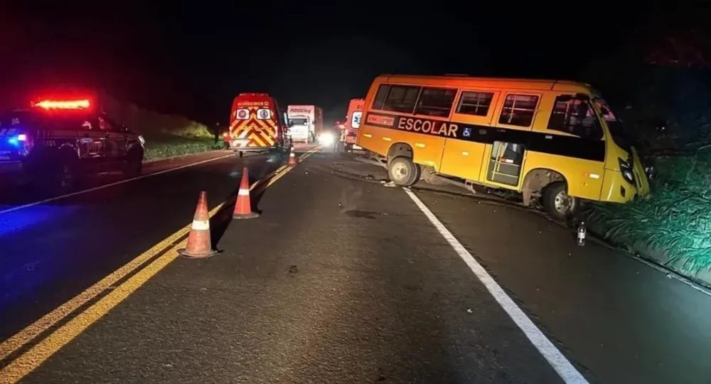 Colisão entre carro e ônibus escolar mata 4 pessoas da mesma família