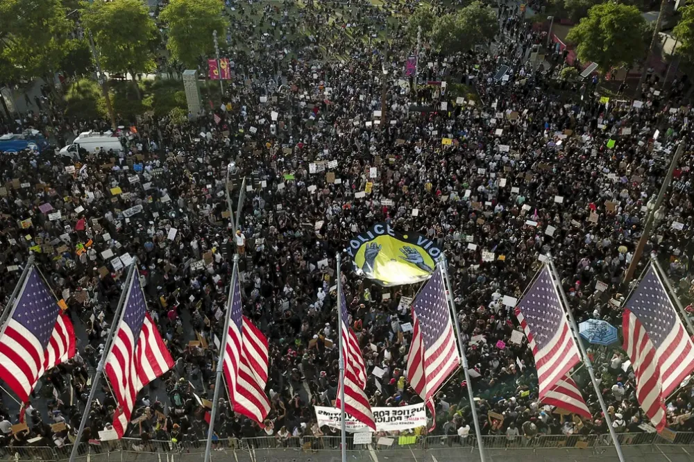 Manifestantes tomam as ruas de Nova York em protesto contra governo Trump