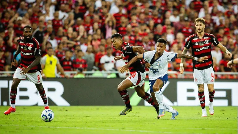 “Com foco na Libertadores, time alternativo do Esquadrão segura pressão, mas sucumbe a gol solitário de Arrascaeta”