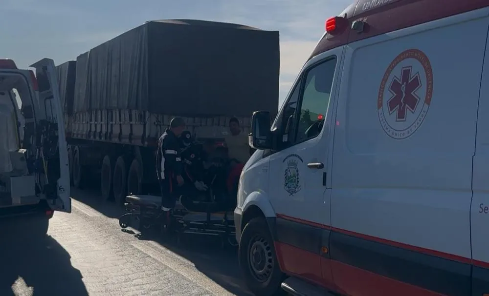 Jovem morre após colisão entre moto e carreta quebrada na BR-242, em Ibotirama