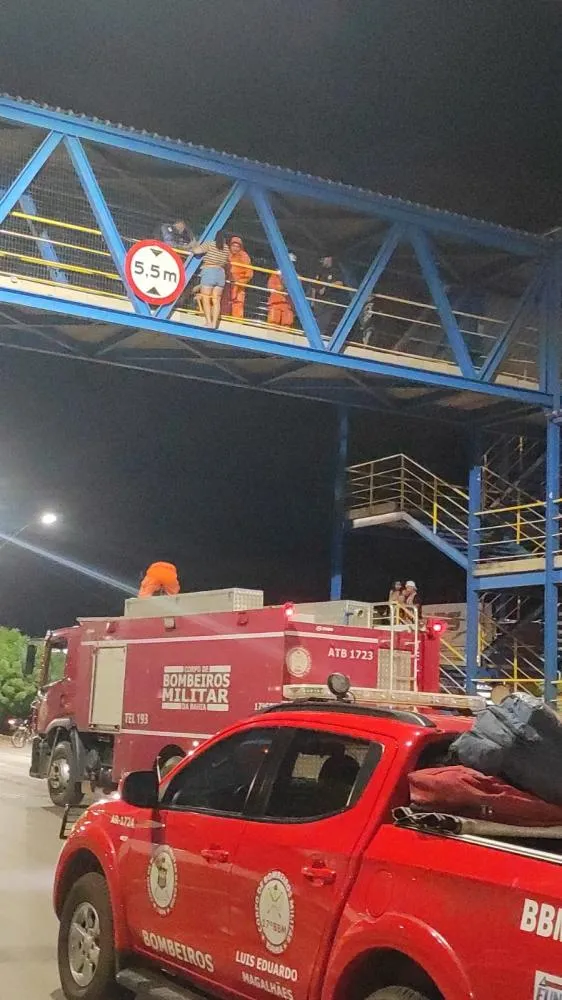 Mulher é resgatada por equipes de emergência após tentativa de suicídio em passarela de Luís Eduardo Magalhães