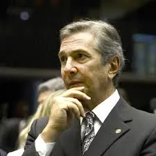 STF suspende passaporte diplomático de Collor e proíbe saída do país