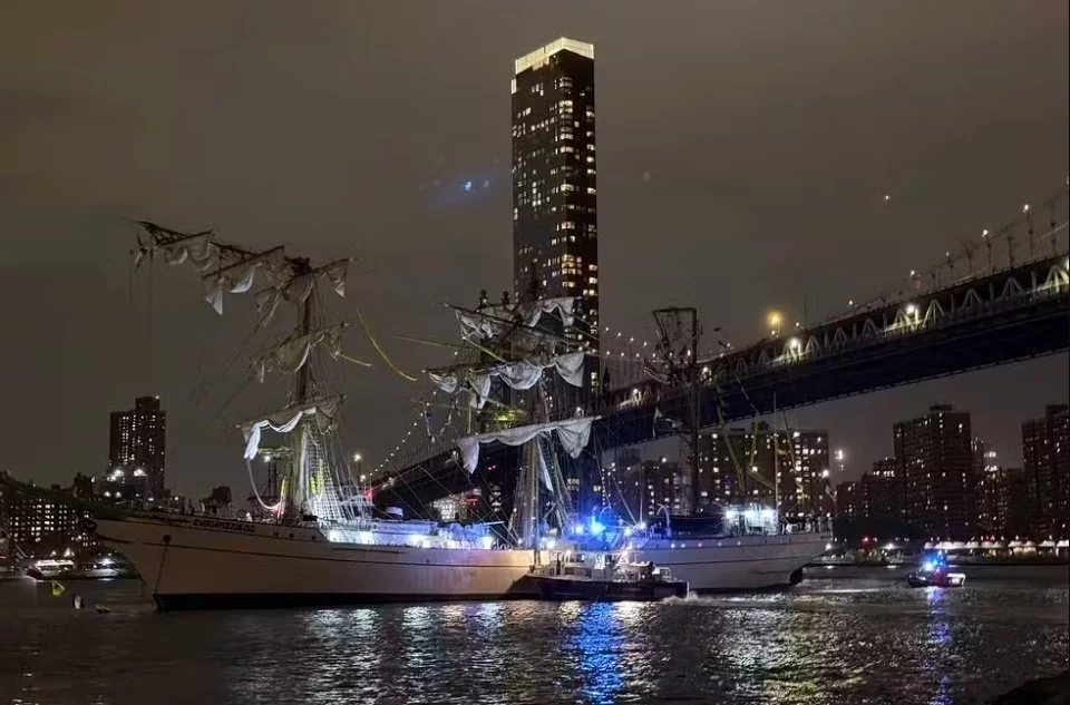 Navio da Marinha do México colide com ponte do Brooklyn; dois mortos e 22 feridos