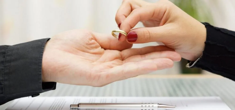 Número de casamentos cai e divórcios aumentam no Brasil em 2023, aponta IBGE