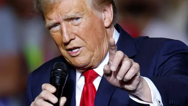 Trump diz não ter planos de acordo com UE e que tarifas 'já estão colocadas em 50%