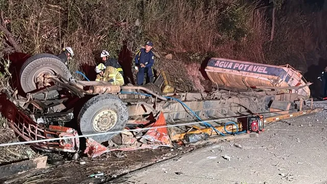 Bombeiros socorre vítimas nas ferragens em acidente na BA 826, estrada do aeroporto em Barreiras