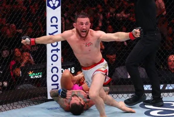 Merab Dvalishvili dá show, finaliza Sean O’Malley e defende cinturão no UFC 316