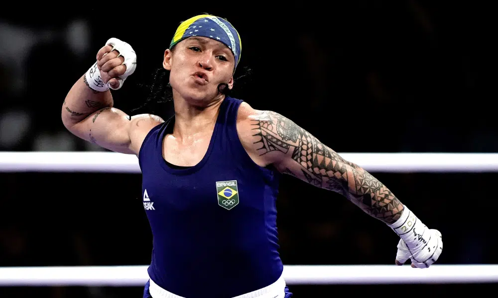 Boxeadora Bia Ferreira brilha nos EUA, mantém o cinturão e desafia campeã da WBA