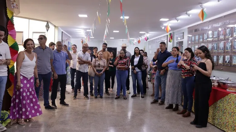 Servidores da Câmara comemoram o pagamento da primeira parcela do 13º salário
