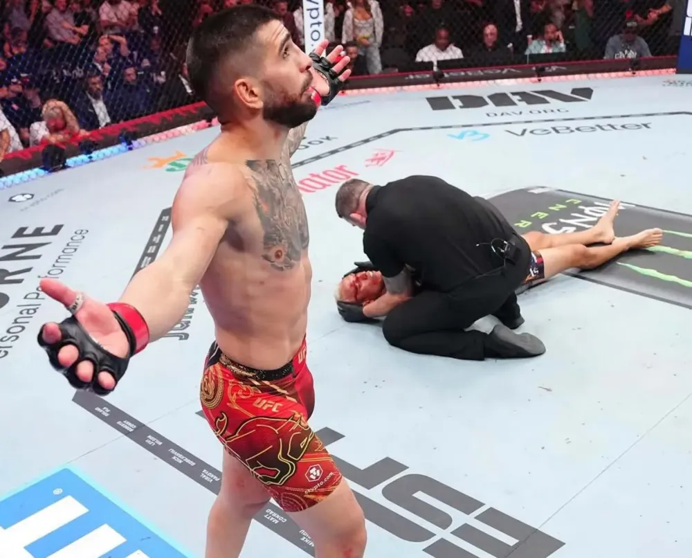 Ilia Topuria nocauteia Charles do Bronx no primeiro round e conquista cinturão dos leves no UFC 317