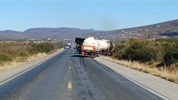 Grave acidente entre carreta e caminhão baú deixa dois mortos na BR-242, em Seabra