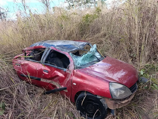 Mulher morre em capotamento na BR-135 em Riachão das Neves