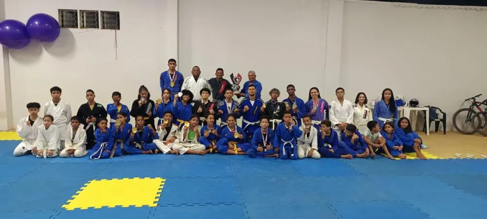 Projeto “Formando Campeões” conquista 17 medalhas de ouro no 'Barreiras Fight de Jiu-Jítsu'