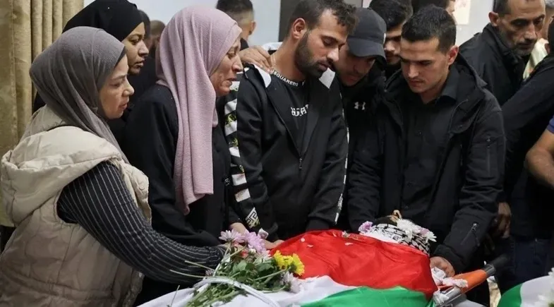 “Massacre e Fome em Gaza: Crianças Morrendo de Inanição em Meio aos Bombardeios”