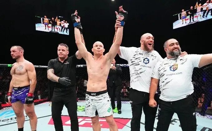 Bogdan Guskov nocauteia Nikita Krylov no 1º round e entra no top 10 do UFC em Abu Dhabi