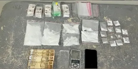 PETO da 85ª CIPM prende homem por tráfico de drogas em flagrante no bairro Tropical Ville, em LEM