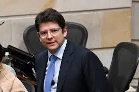 Morre Miguel Uribe, pré-candidato à presidência da Colômbia baleado durante discurso