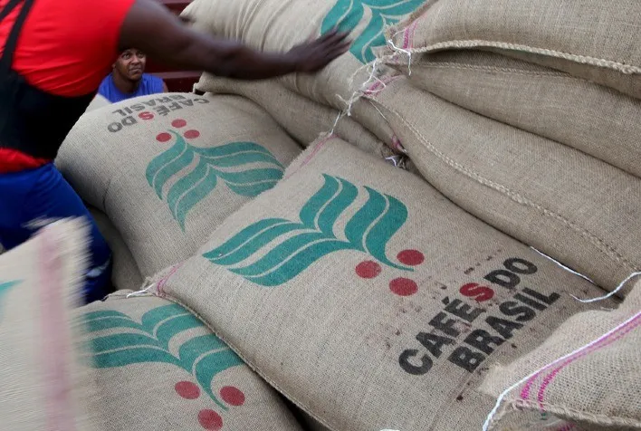 Mercado de café brasileiro enfrenta pressão por exportações lentas e tarifas internacionais