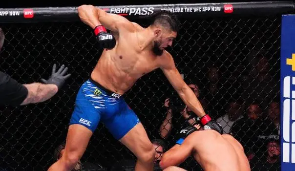 UFC Shanghai: Johnny Walker surpreende e nocauteia Zhang Mingyang em virada histórica