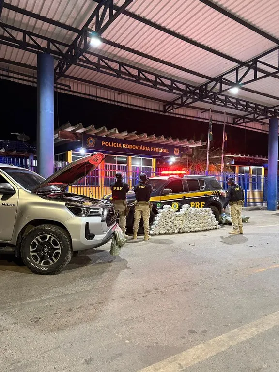 PRF apreende 50 kg de maconha e recupera caminhonete roubada em Barreiras