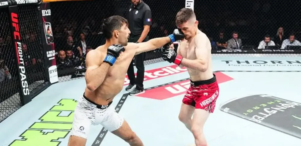Kauê Fernandes vence no UFC Paris com nocaute raro por chutes baixos