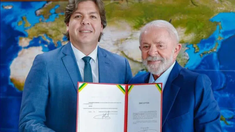 Ministro das Comunicações resiste à saída do União Brasil e decide permanecer no governo Lula