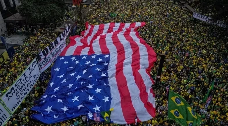 Bandeira gigante dos EUA no 7 de Setembro chama a atenção mundial