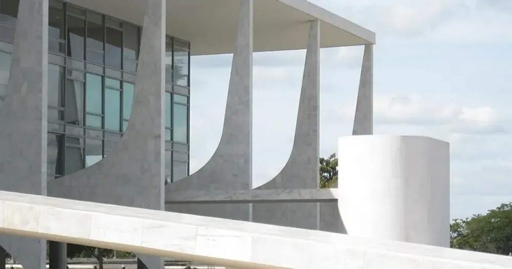 Homem é baleado com tiros de borracha ao tentar invadir Palácio do Planalto