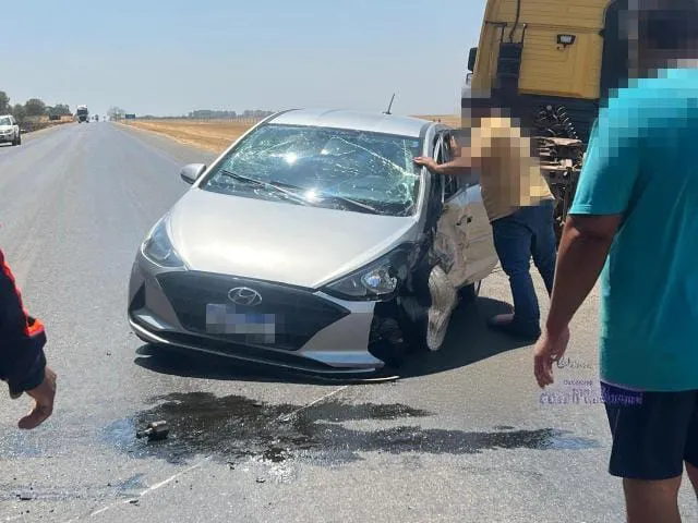 Colisão entre carro de passeio e carreta deixa homem ferido na BR-020, em Luís Eduardo Magalhães