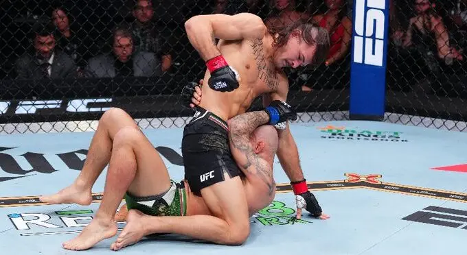 Diego Lopes nocauteia Jean Silva com uma cotovelada giratória no Noche UFC